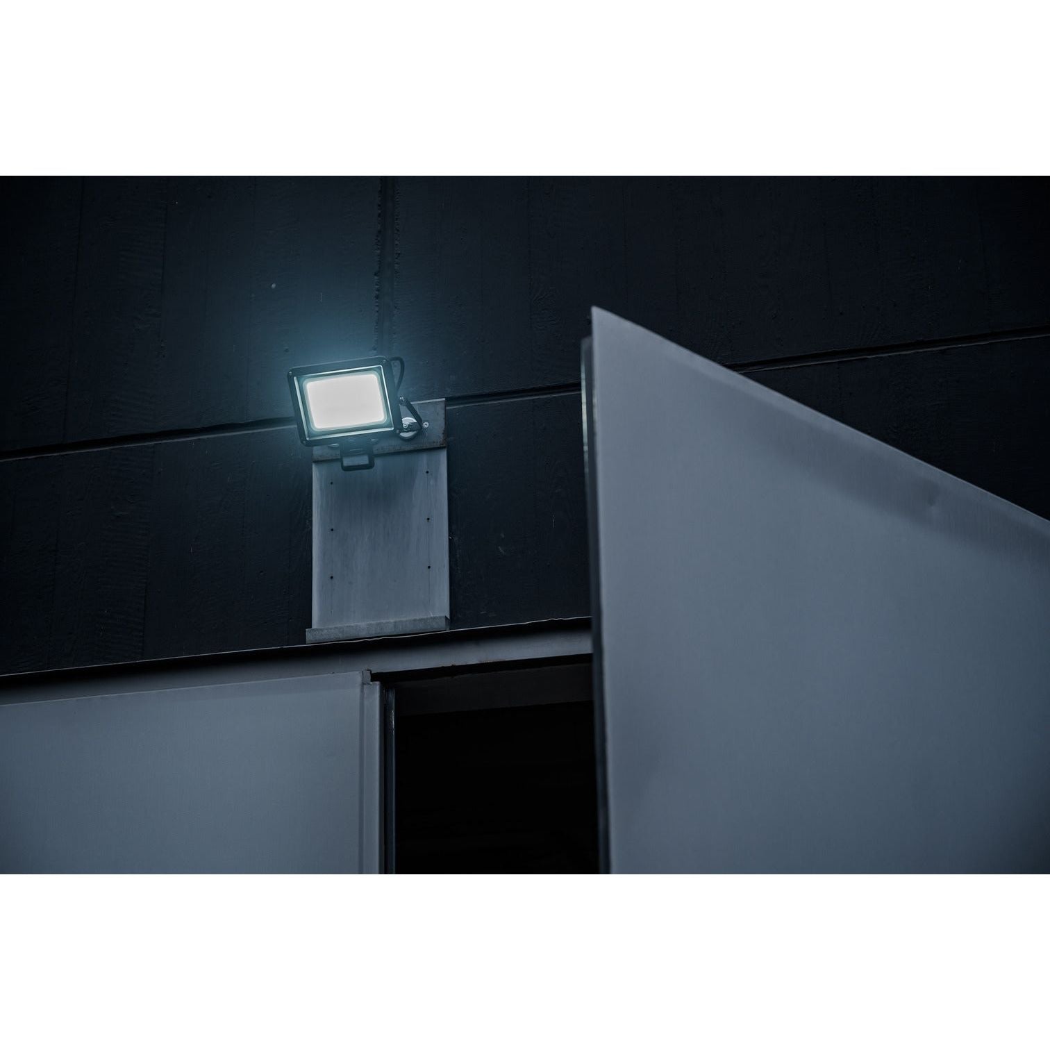 Brennenstuhl LED Strahler JARO 7060 P mit Infrarot-Bewegungsmelder 5800lm, 50W, IP65